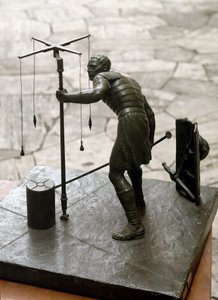 Romersk konst: "" gromatikern"" En lantmätare (agrimeners) mäter landet med hjälp av en groma (gruma). Bronsskulptur. Rom, museum för romersk civilisation av Roman Roman