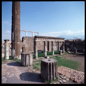 Romersk konst: Utsikt över Apollontemplet vid den arkeologiska platsen i Pompeji (4:e århundradet f.Kr.-2:a århundradet f.Kr.) Italien av Roman Roman