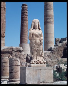 Ruiner med en staty av Abu Bint Damion (1:a århundradet e.Kr.) av Roman Roman