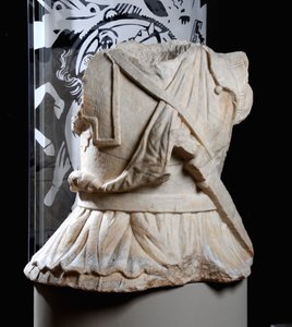 Skulpterad torso av en kavallerist (marmor) (se även 371176) av Roman Roman