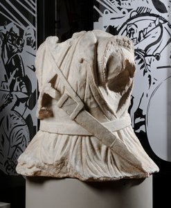 Skulpterad torso av en kavallerist (marmor) (se även 371177) av Roman Roman