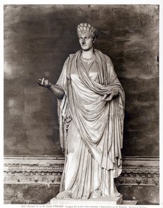 Staty av en vestalisk jungfru eller prästinna av Romulus (marmor) (s/v foto) av Roman Roman