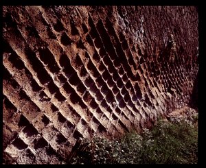 Vy över väggarna byggda med opus reticulatum konstruktionsteknik, 500-talet f.Kr.-1:a århundradet e.Kr av Roman Roman