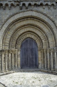 1100-talskyrka med en vacker Poitevine-fasad (romansk stil). Chaize-Giraud i Vendée (85). av Romanesque