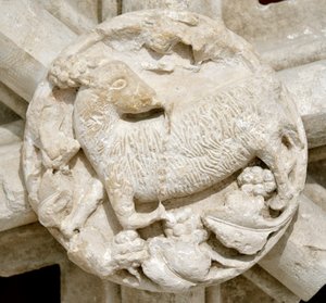Ett lamm, detalj av valvet i Saint Laurent-kapellet (Saint-Laurent), försvann i flera år och ursprungligen beläget ovanför cistercienserklostret Fontenay (klostret Fontenay, Bourgogne, Frankrike: detalj av en slutsten som representerar ett lamm) av Romanesque