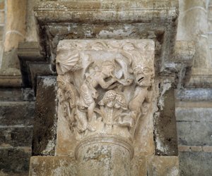 En musiker och en demon som symboliserar lechery (ristad huvudstad) av Romanesque