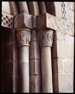 Kyrkans huvudstäder av Romanesque