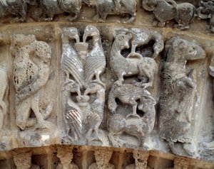 Detalj av skulpturer av den södra portalen av Romanesque