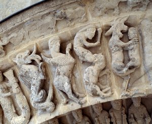 Detalj av skulpturer av den södra portalen av Romanesque