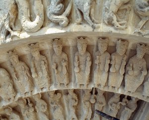 Detalj av skulpturer av den södra portalen av Romanesque