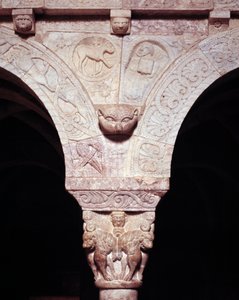 Detalj av Guds lamm och symbol för evangelisten Luke, ristad på tribunen av Priory av Romanesque