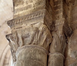 Elefanter (huggen huvudstad i långhuset av Romanesque