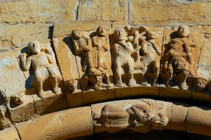 Fasad av kyrkan Saint Maria de Covet, Isona, Spanien, detalj av Romanesque