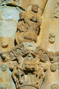 Fasad av kyrkan Saint Maria de Covet, Isona, Spanien, detalj av en huvudstad av Romanesque
