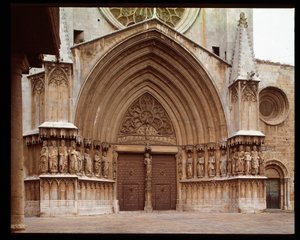 Gotisk konst: detalj av den centrala portalen till katedralen St. Thecle i Tarragona av Romanesque
