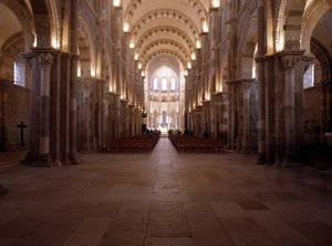 Interiör av Cathedrale de Vézelay (89): Långhuset. av Romanesque