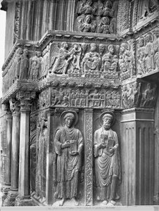 Vänster sida av kyrkans portal av Romanesque