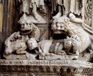 Monster. Snittet stöd av en pelare av Romanesque