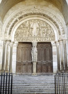 Portal av Cathedrale Saint Lazarus (den skulpterade trumhinnan illustrerar den sista domen). Autun