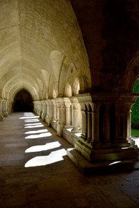 Romansk arkitektur: galleri för kloster i cistercienserklostret Fontenay, Bourgogne av Romanesque