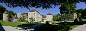 Romansk arkitektur: panoramautsikt över cistercienserklostret Fontenay, Bourgogne av Romanesque