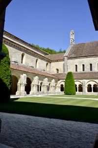 Romansk arkitektur: utsikt över klostret och byggnaderna i cistercienserklostret Fontenay, Bourgogne av Romanesque