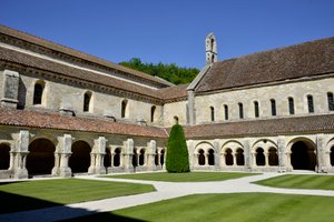 Romansk arkitektur: utsikt över klostret och byggnaderna i cistercienserklostret Fontenay, Bourgogne av Romanesque