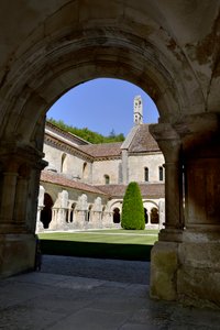 Romansk arkitektur: utsikt över klostret och byggnaderna i cistercienserklostret Fontenay, Bourgogne av Romanesque