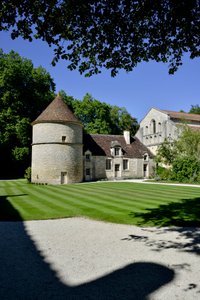 Romansk arkitektur: utsikt över duvslaget och kenneln i cistercienserklostret Fontenay, Bourgogne av Romanesque