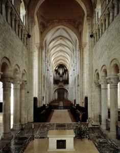 Romansk konst: invändig utsikt över basilikan Saint Benoit sur Loire (Loiret) byggd mellan 1000- och 1200-talen. av Romanesque