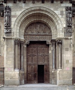Södra portalen av basilikan av Romanesque