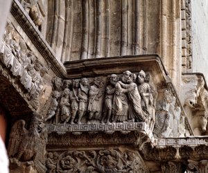 Judas kyss, portalens fris av Romanesque