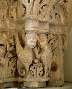 Toppen dekorerar sirener och fåglar efter modell av kyrkan Saint Loup de Naud (Seine och Marne) 1170. Paris, Museum of Monuments engelska av Romanesque