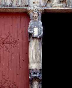 Utsikt över en skulptur på den centrala pelaren av den centrala portalen (1140-1200) av Romanesque