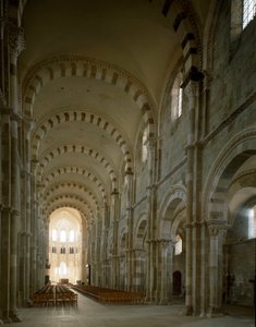 Vy över centralskeppet i basilikan Santa Maria Magdalena (Saint Mary Magdalene (1096-1106), Vezelay, Yonne av Romanesque