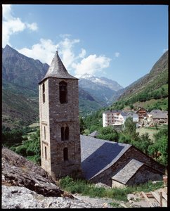 Utsikt över kyrkan St joan de Boi (fotografi) av Romanesque