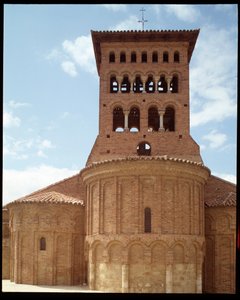 Utsikt över kyrkan med klocktorn av Romanesque