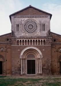 Vy över fasaden av kyrkan San Pietro (ca 1250, restauree 1870) Tuscania, Italien (Fasad av kyrkan St Peter (san Pietro), byggd omkring 1250 och restaurerad 1870, Tuscania, Italien) av Romanesque