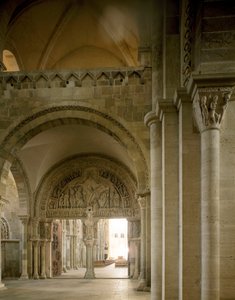 Vy över narthexen och den centrala trumhinnan som representerar apotrernas uppdrag. Basilica of Santa Maria Magdalene (Sainte Marie Madeleine (1096-1106), Vezelay, Yonne av Romanesque