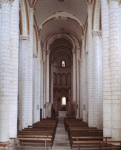 Utsikt över långhuset av Romanesque