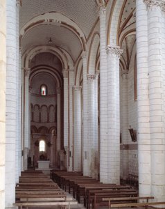 Utsikt över långhuset av Romanesque