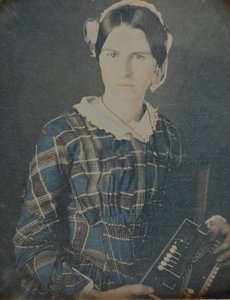 Kvinna med dragspelsdaguerreotypi, 1840-tal. av Ron Fasand