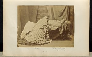 [Lady Middleton som "Elaine" och Sophy L.M. i Tableau Vivant ur "Idylls of the King"]