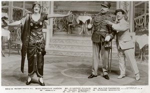 Medlemmar i skådespelarna i Oh! åh! Delphine!!!, c1916. av Rotary Photo