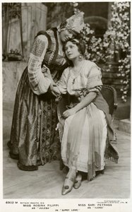 Rosina Filippi och Sari Petrass, skådespelerskor, c1912. av Rotary Photo