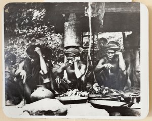 Ifugao-präster under en religiös ceremoni, 1910 (s/v-foto) av Roy Barton