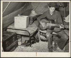 Vit migrerande jordgubbsplockare på säng i tält nära Hammond, Louisiana av Russell Lee