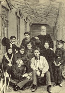 Anton Tjechov med släktingar och vänner på gården till hans hus på Sadovaya-Kudrinskaya Street, Moskva, våren 1890 (s/v foto) av Russian Photographer