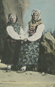 Flickor i lettisk traditionell dräkt av Russian Photographer