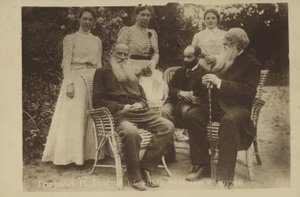 Leo Tolstoy med familj och vänner av Russian Photographer